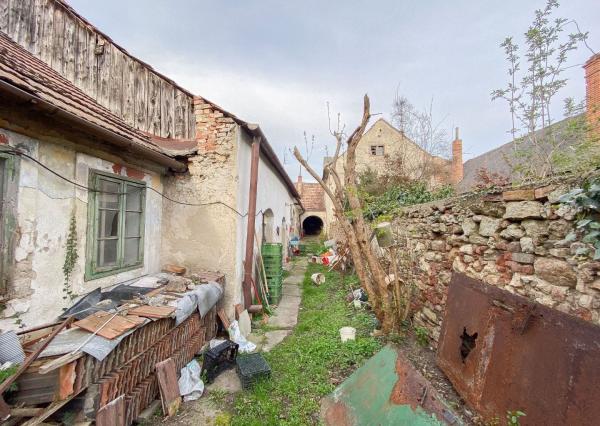 Znížená cena - Jedinečná príležitosť - Historický vinársky dom v samotnom srdci Pezinka