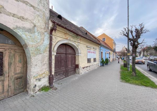 Znížená cena - Jedinečná príležitosť - Historický vinársky dom v samotnom srdci Pezinka