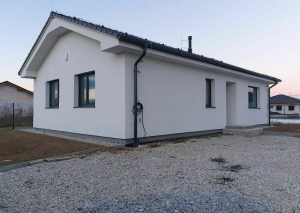Zaujímavá skolaudovaná novostavba v tichej lokalite blízko mesta