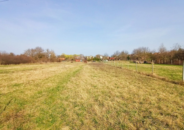 Rovinatý pozemok na predaj v blízkosti prírody