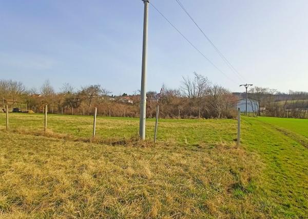 Rovinatý pozemok na predaj v blízkosti prírody