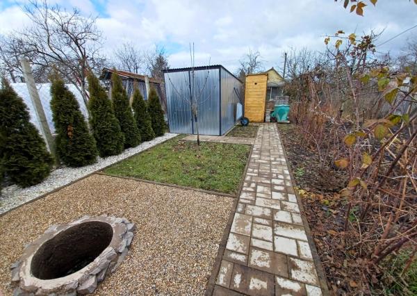 Záhrada s chatkou na okraji mesta / Levice.