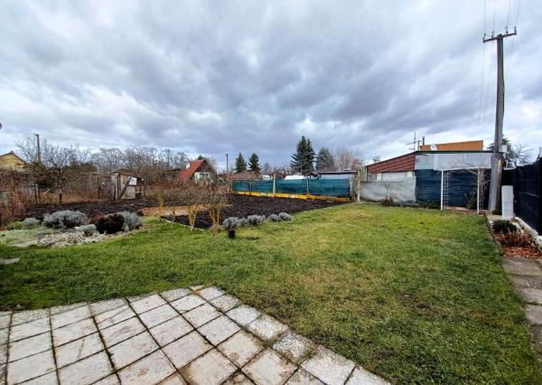 Záhrada s chatkou na okraji mesta / Levice.