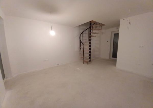 Predaj novostavba 3 3-izbové mezonety s balkónom, Banka