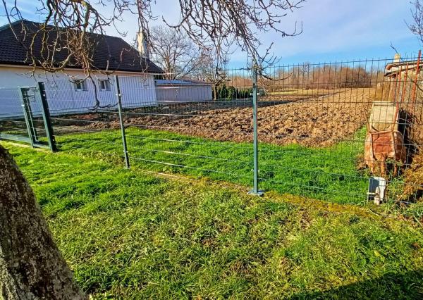 Rovinatý investičný pozemok neďaleko diaľnice