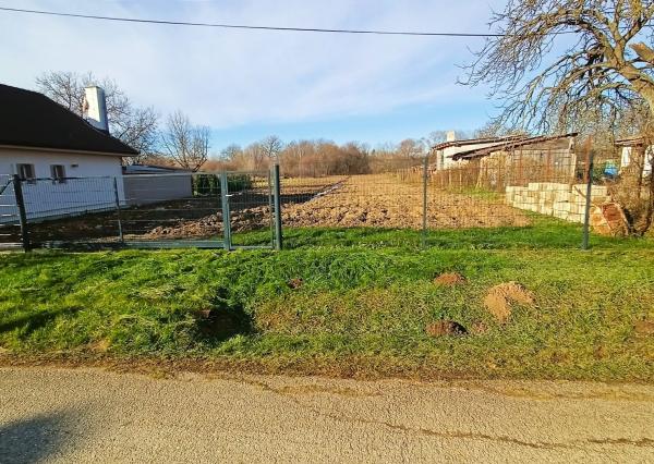 Rovinatý investičný pozemok neďaleko diaľnice