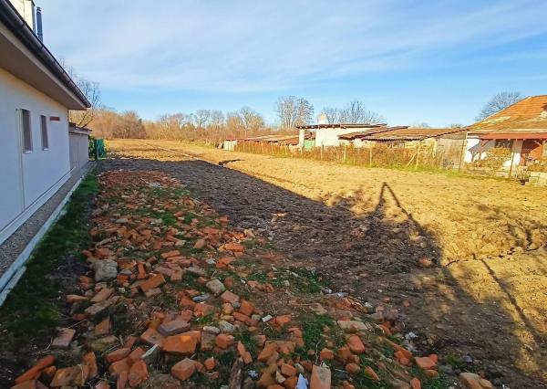 Rovinatý investičný pozemok neďaleko diaľnice