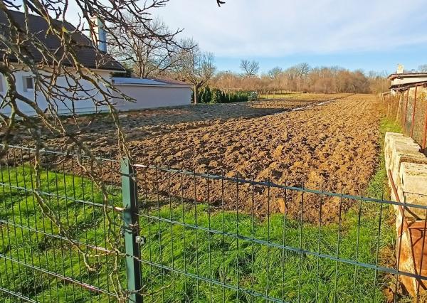 Rovinatý investičný pozemok neďaleko diaľnice