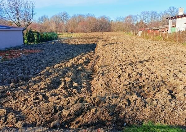 Rovinatý investičný pozemok neďaleko diaľnice