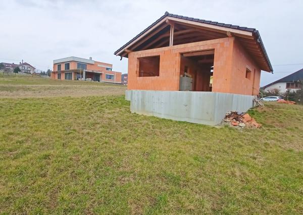 NOVÁ CENA! Rozostavaný bungalov v krásnom prostredí