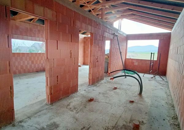 NOVÁ CENA! Rozostavaný bungalov v krásnom prostredí