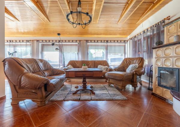 Jedinečná rodinná usadlosť s bazénom, posilňovňou, wellness a hosťovským domom