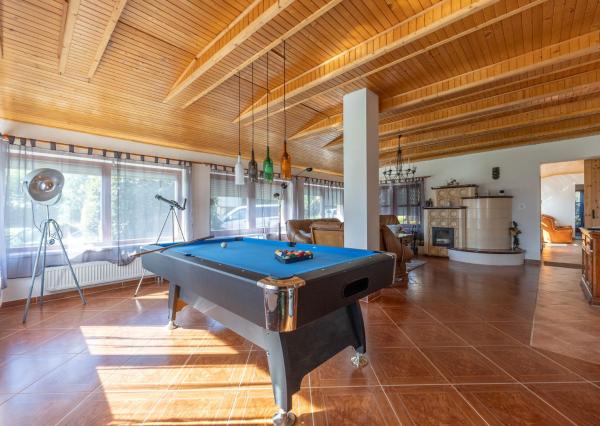 Jedinečná rodinná usadlosť s bazénom, posilňovňou, wellness a hosťovským domom