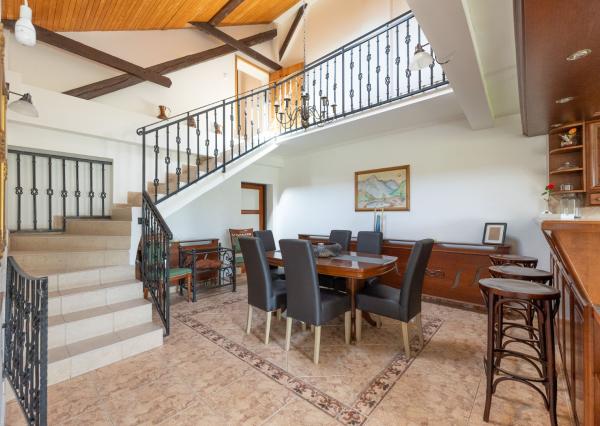 Jedinečná rodinná usadlosť s bazénom, posilňovňou, wellness a hosťovským domom