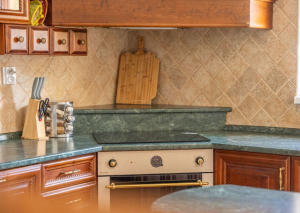 Jedinečná rodinná usadlosť s bazénom, posilňovňou, wellness a hosťovským domom