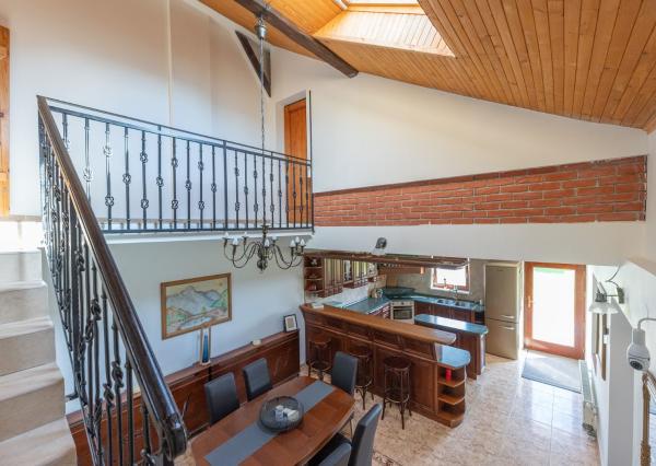 Jedinečná rodinná usadlosť s bazénom, posilňovňou, wellness a hosťovským domom