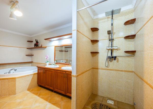 Jedinečná rodinná usadlosť s bazénom, posilňovňou, wellness a hosťovským domom