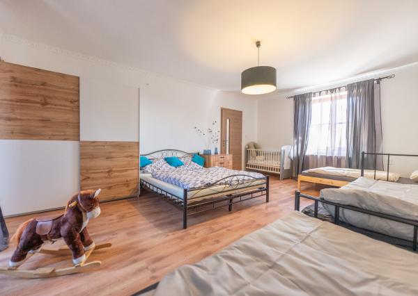 Jedinečná rodinná usadlosť s bazénom, posilňovňou, wellness a hosťovským domom