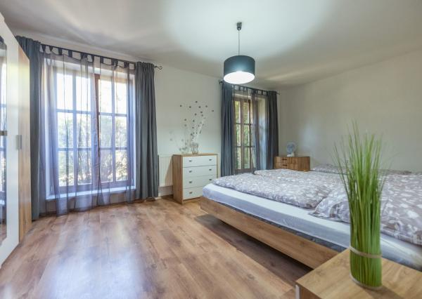 Jedinečná rodinná usadlosť s bazénom, posilňovňou, wellness a hosťovským domom