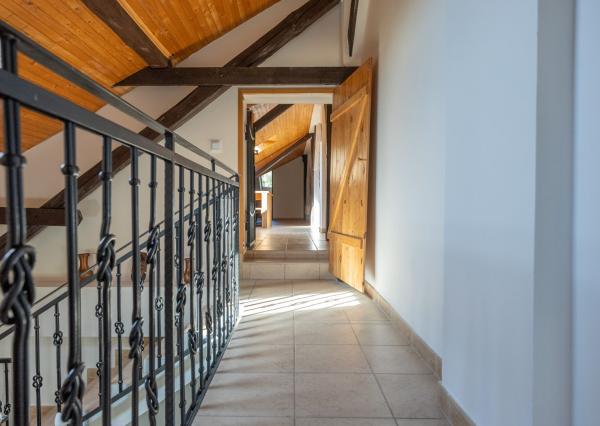 Jedinečná rodinná usadlosť s bazénom, posilňovňou, wellness a hosťovským domom