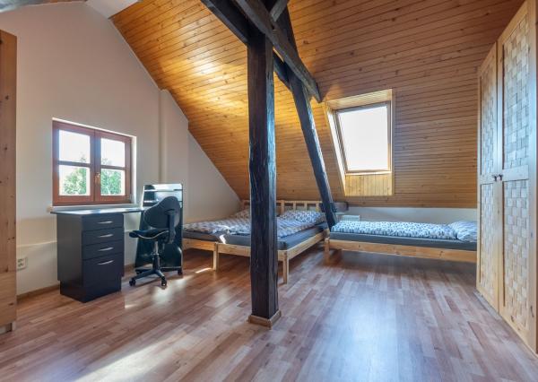 Jedinečná rodinná usadlosť s bazénom, posilňovňou, wellness a hosťovským domom