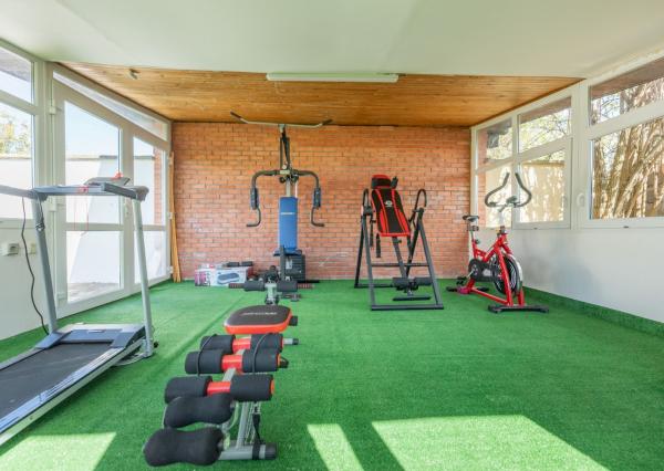 Jedinečná rodinná usadlosť s bazénom, posilňovňou, wellness a hosťovským domom