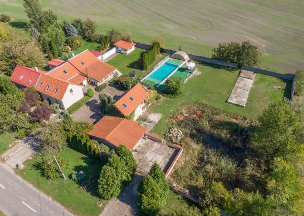 Jedinečná rodinná usadlosť s bazénom, posilňovňou, wellness a hosťovským domom