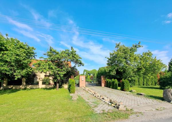 Jedinečná rodinná usadlosť s bazénom, posilňovňou, wellness a hosťovským domom