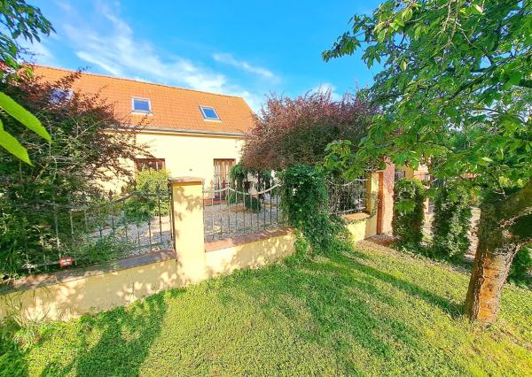 Jedinečná rodinná usadlosť s bazénom, posilňovňou, wellness a hosťovským domom