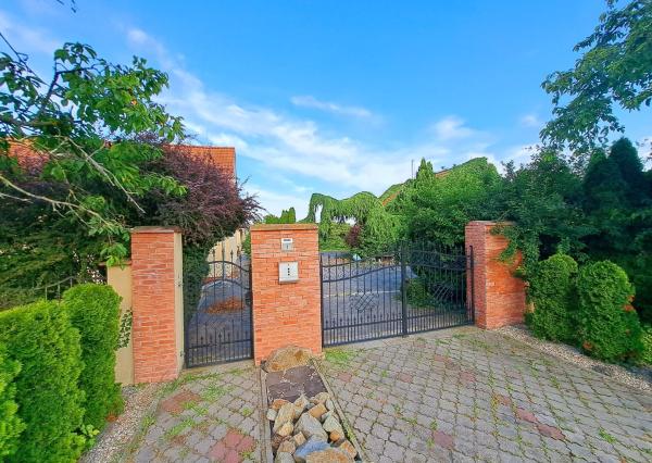 Jedinečná rodinná usadlosť s bazénom, posilňovňou, wellness a hosťovským domom