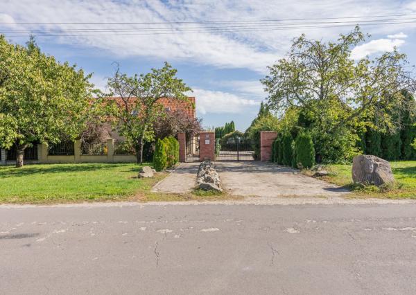 Jedinečná rodinná usadlosť s bazénom, posilňovňou, wellness a hosťovským domom