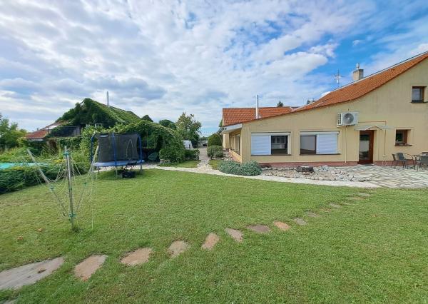 Jedinečná rodinná usadlosť s bazénom, posilňovňou, wellness a hosťovským domom