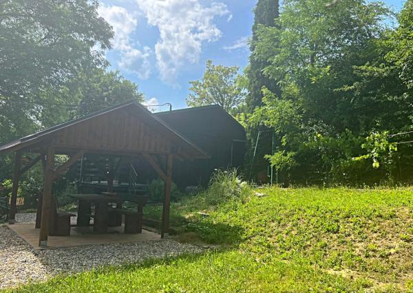 Chatka v lone prírody s pekným pozemkom