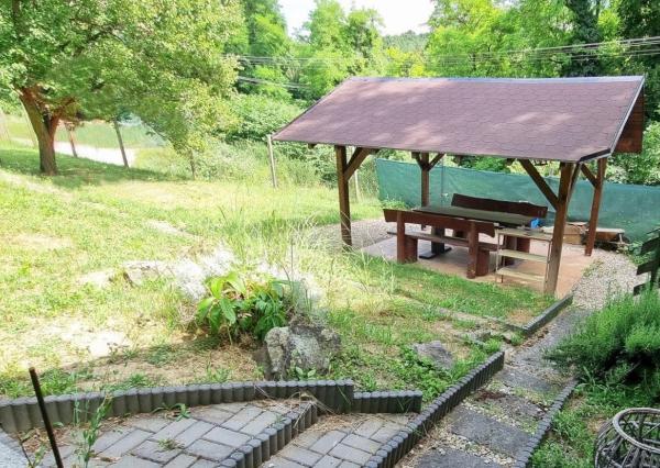 Chatka v lone prírody s pekným pozemkom