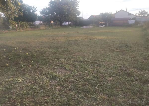 Ponúkame na predaj rovinatý pozemok v obci Cabaj-Čápor 780 m2 