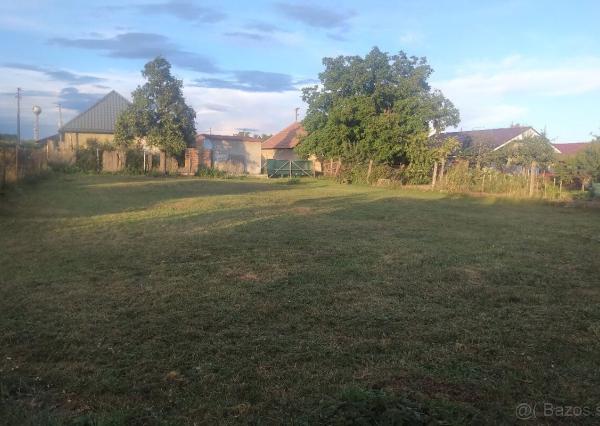 Ponúkame na predaj rovinatý pozemok v obci Cabaj-Čápor 780 m2 