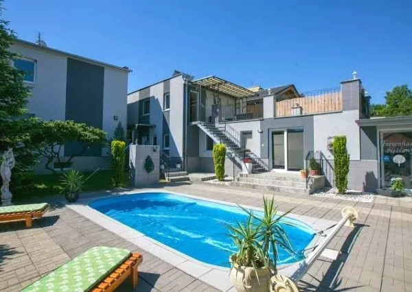 Jedinečná apartmánová nehnutelnosť s bazénom a záhradou