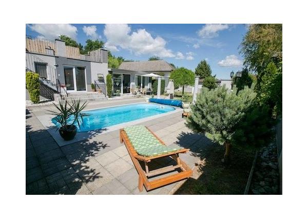 Jedinečná apartmánová nehnutelnosť s bazénom a záhradou