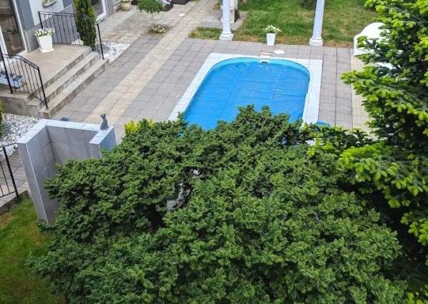 Jedinečná apartmánová nehnutelnosť s bazénom a záhradou