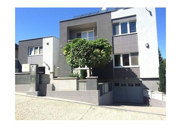 Jedinečná apartmánová nehnutelnosť s bazénom a záhradou