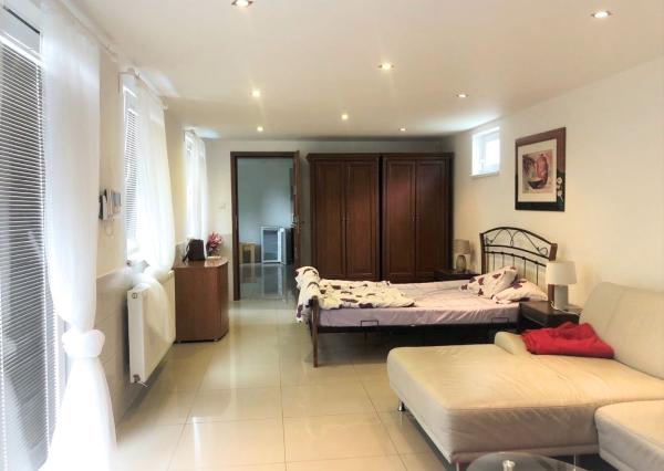 Jedinečná apartmánová nehnutelnosť s bazénom a záhradou