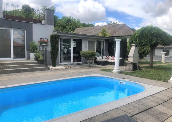 Jedinečná apartmánová nehnutelnosť s bazénom a záhradou