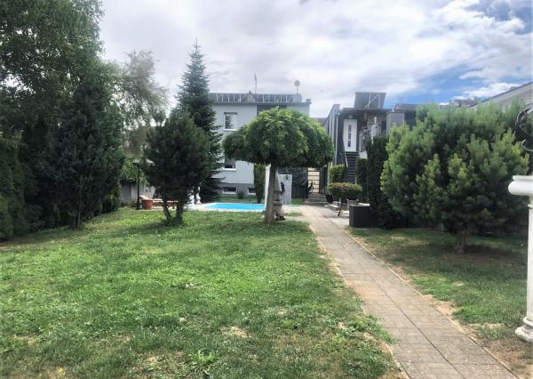 Jedinečná apartmánová nehnutelnosť s bazénom a záhradou