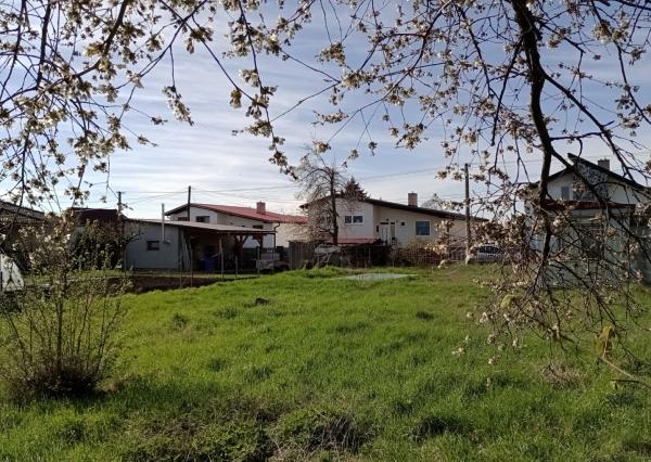 Pekný rovinatý pozemok v Poľnom Kesove