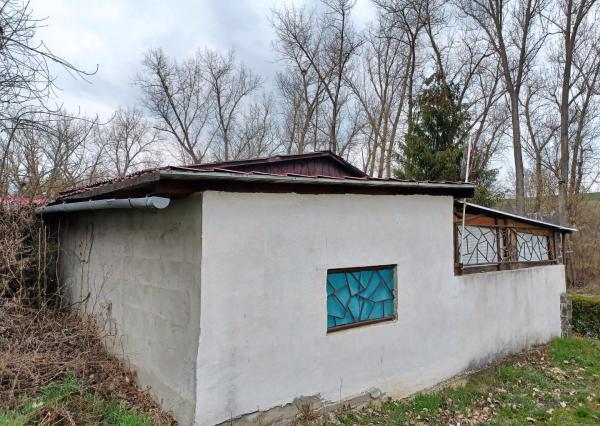 Chatka pri termálnom kúpalisku Santovka.