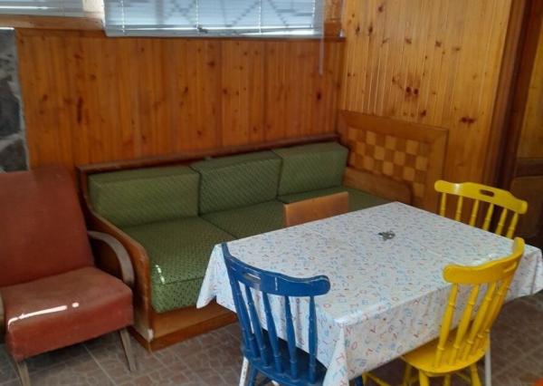 Chatka pri termálnom kúpalisku Santovka.