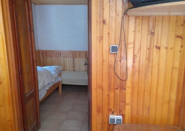 Chatka pri termálnom kúpalisku Santovka.