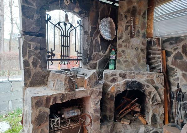 Chatka pri termálnom kúpalisku Santovka.