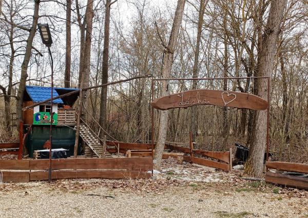 Chatka pri termálnom kúpalisku Santovka.