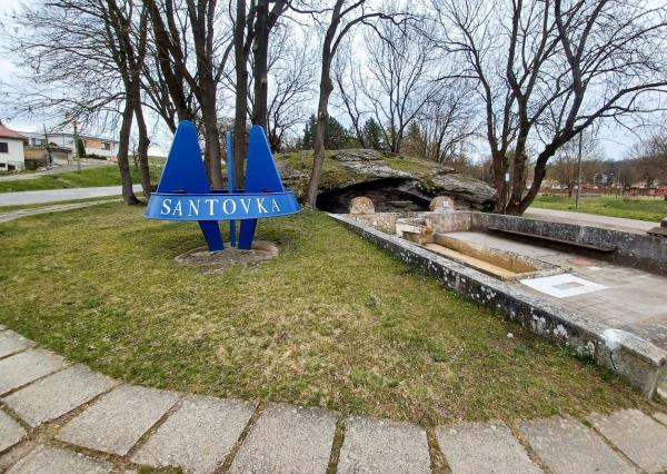 Chatka pri termálnom kúpalisku Santovka.